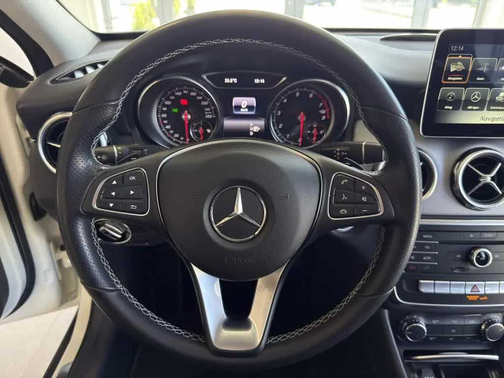 Mercedes-Benz GLA 200 Urban LED*PANO*SHZ*PDC 08/2017-photo-9