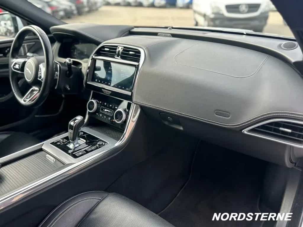 Jaguar XE D180 R-Dynamic S AWD LED+KAMERA+ACC+LEDER 07/2019-photo-10