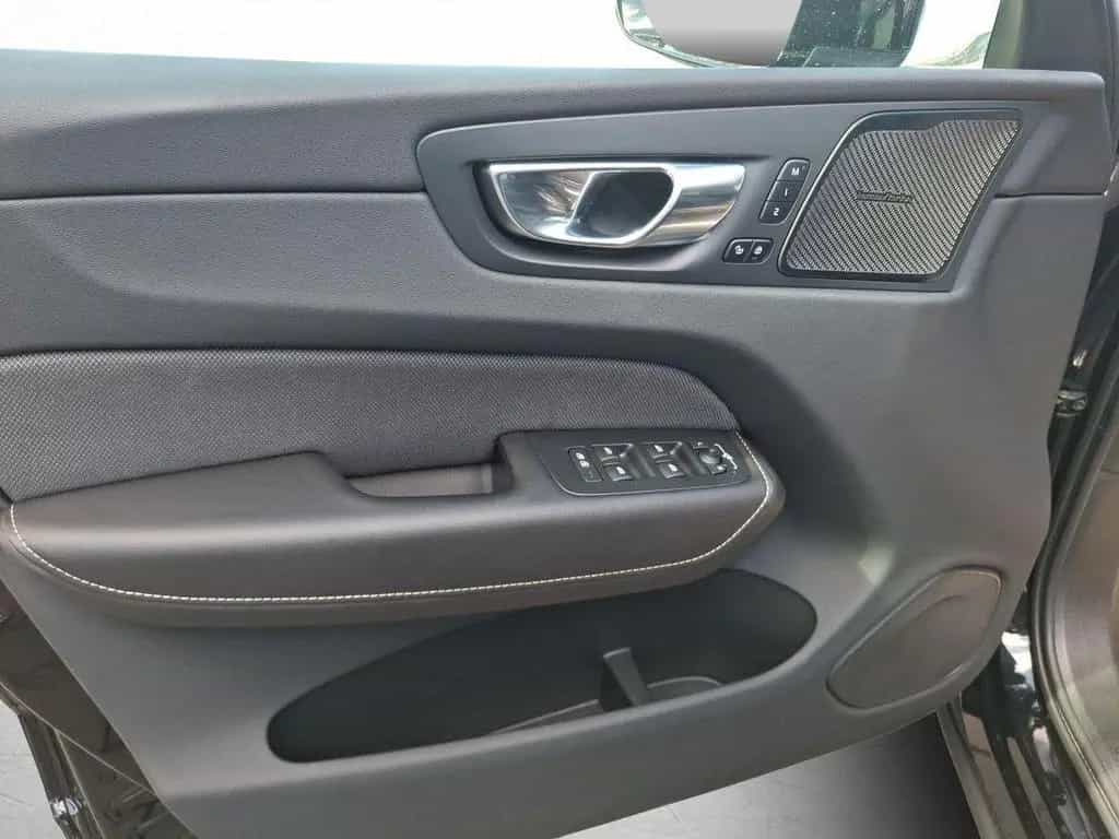 Volvo XC60 B5 AWD Diesel, Ultimate, 21"LM HUD Pano Kam 12/2022-photo-10