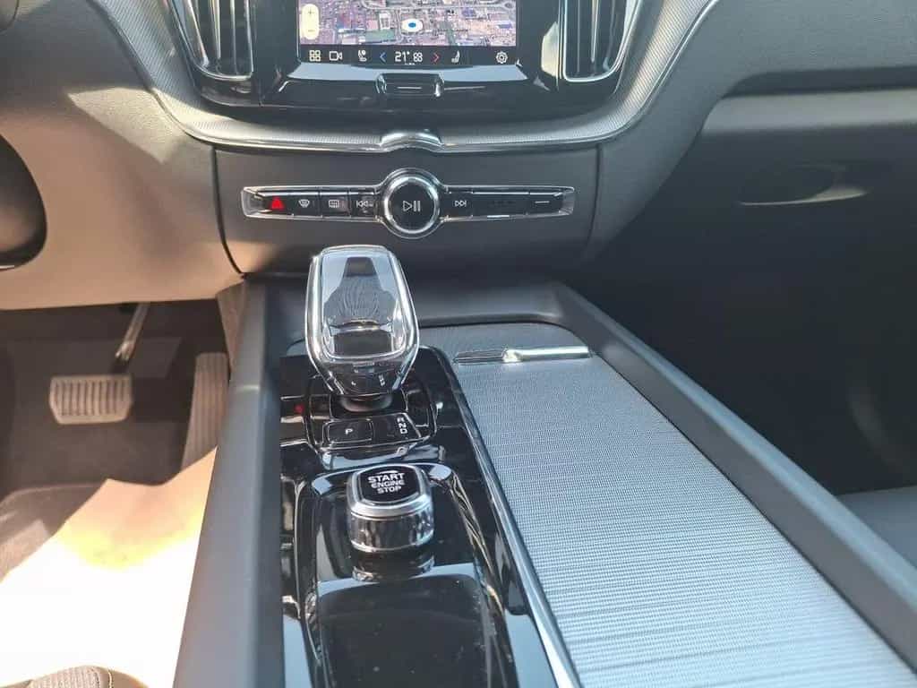 Volvo XC60 B5 AWD Diesel, Ultimate, 21"LM HUD Pano Kam 12/2022-photo-15
