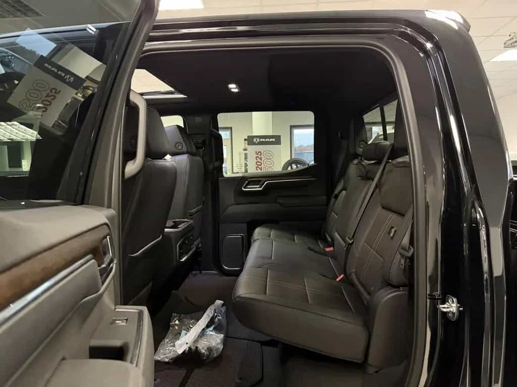 Chevrolet Silverado High Country Midnight Edition MY 25 6. null-photo-25