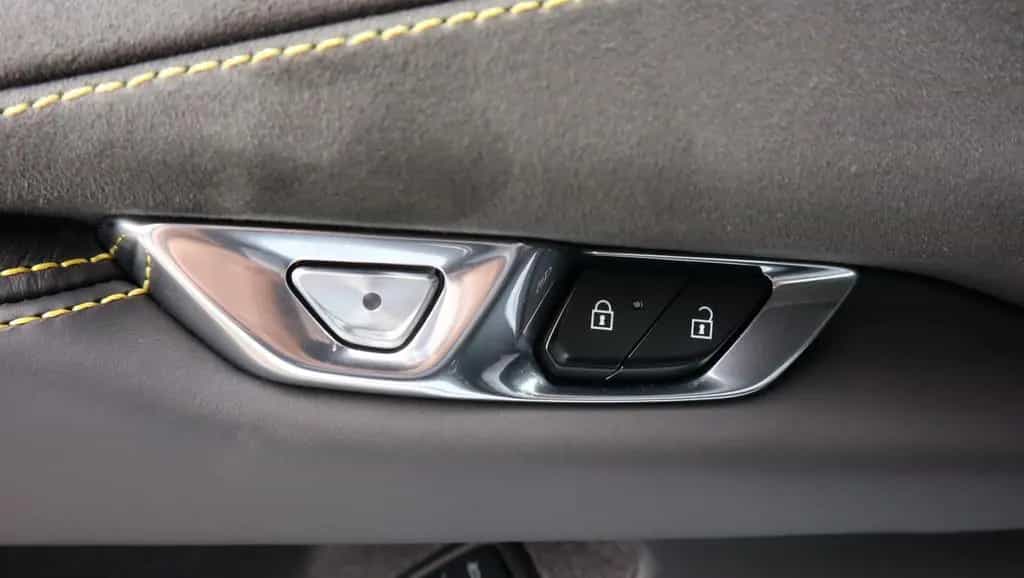 Corvette C8 6.2L V8 Stingray 3LT Coupe Targa 05/2023-photo-16