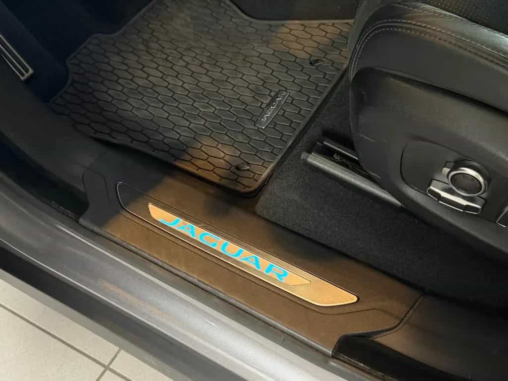 Jaguar F-Pace SVR /PANO/MERIDIAN/360°KAM/HUD/AMBIENTE 01/2022-photo-16