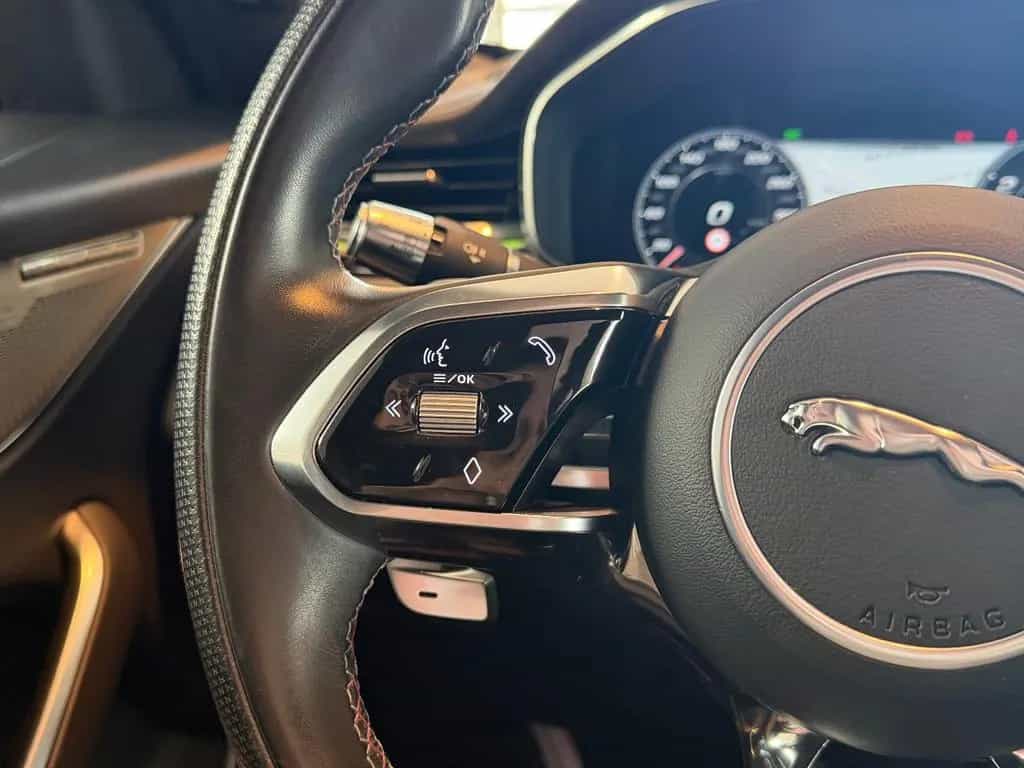 Jaguar F-Pace SVR /PANO/MERIDIAN/360°KAM/HUD/AMBIENTE 01/2022-photo-31