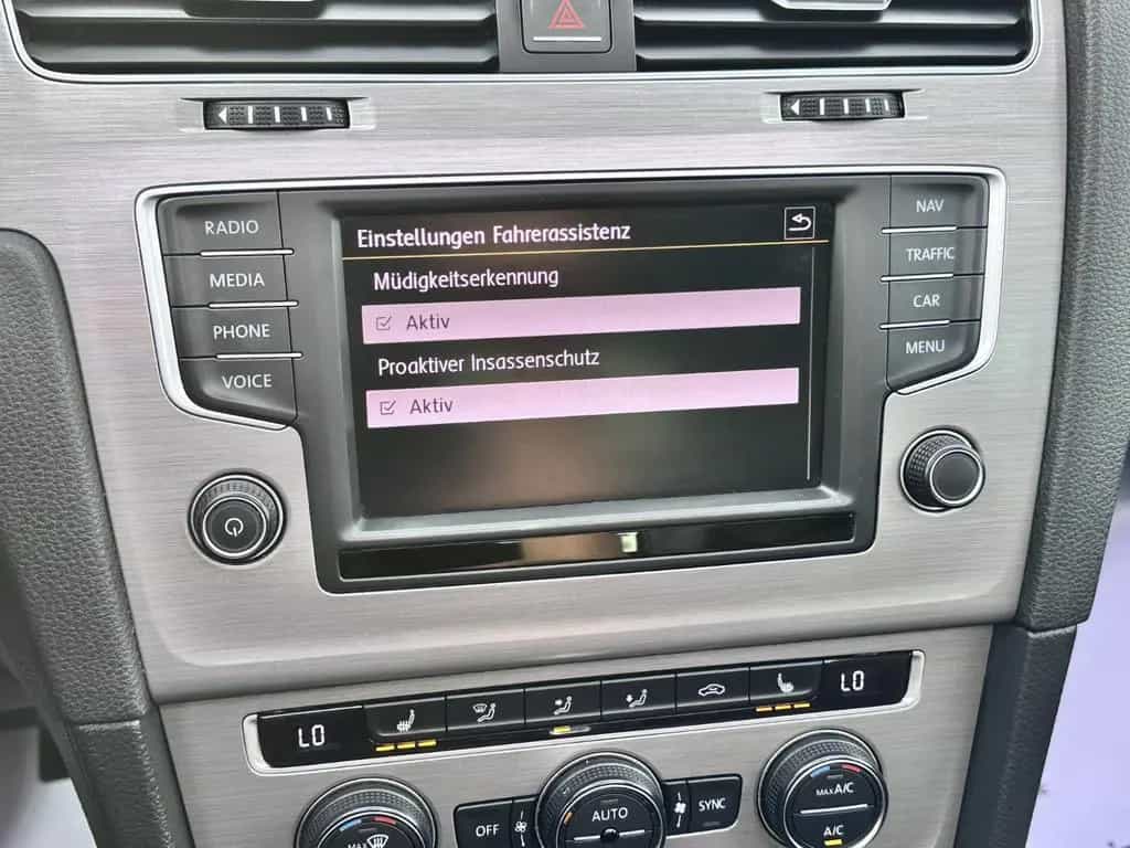 Volkswagen Golf VII Variant Automatik PDC Navi AHK SHZ Pano 11/2016-photo-31