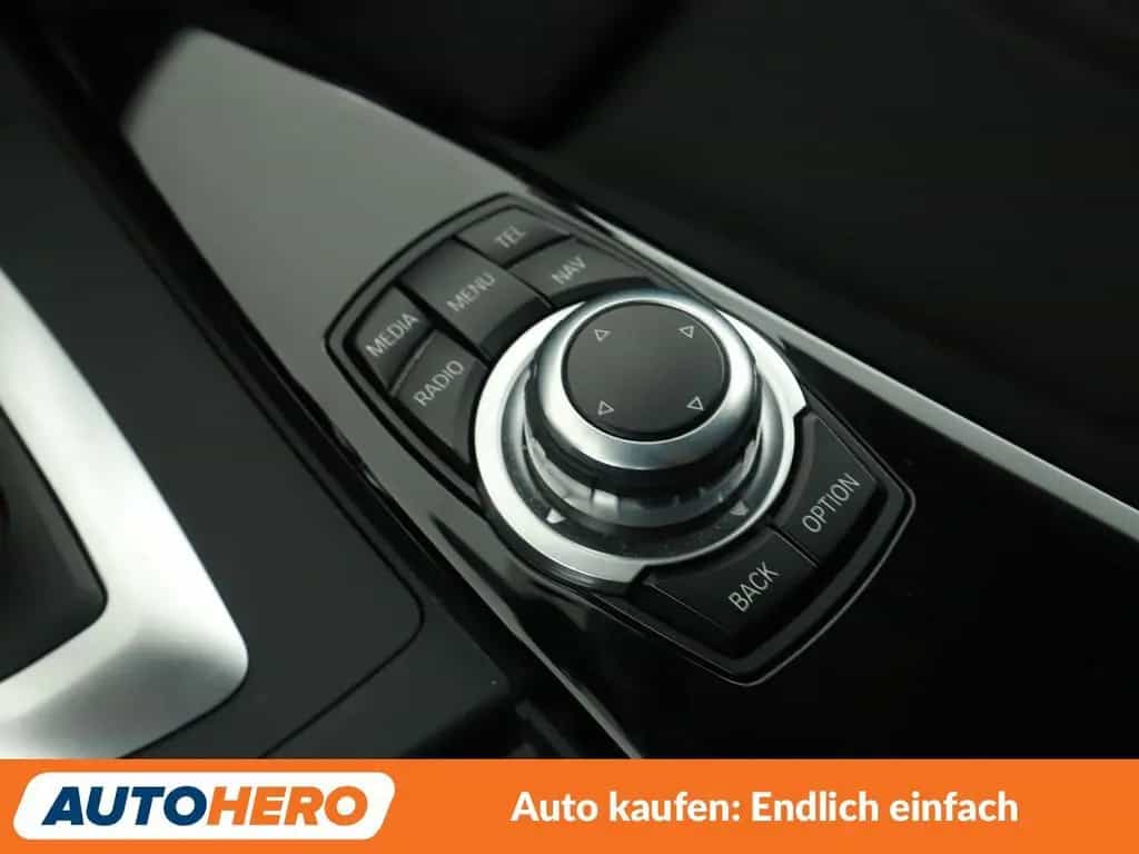 BMW 3 Series 318d Sport Line Aut. *NAVI*LED*TEMPO*PDC*SHZ* 07/2017-photo-25