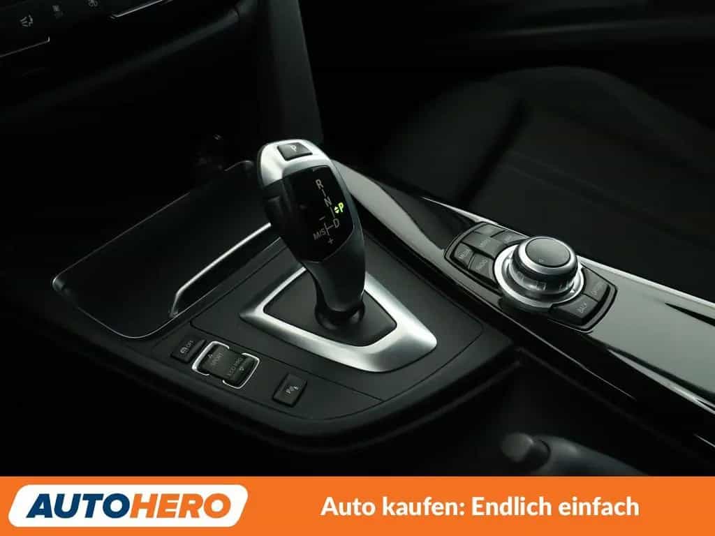 BMW 3 Series 318d Sport Line Aut. *NAVI*LED*TEMPO*PDC*SHZ* 07/2017-photo-26