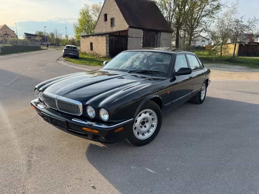 Jaguar Daimler V8 SWB / SCHWARZ-SCHWARZ / 2.HAND / TÜV 09/1998-photo-0