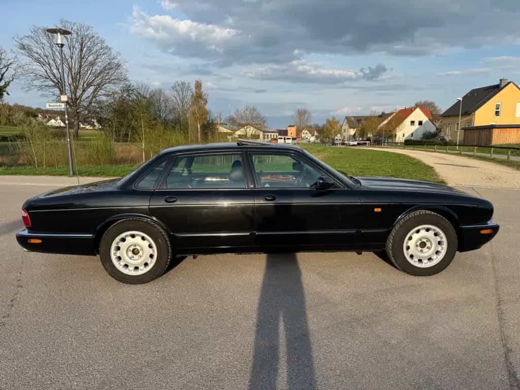 Jaguar Daimler V8 SWB / SCHWARZ-SCHWARZ / 2.HAND / TÜV 09/1998-photo-2