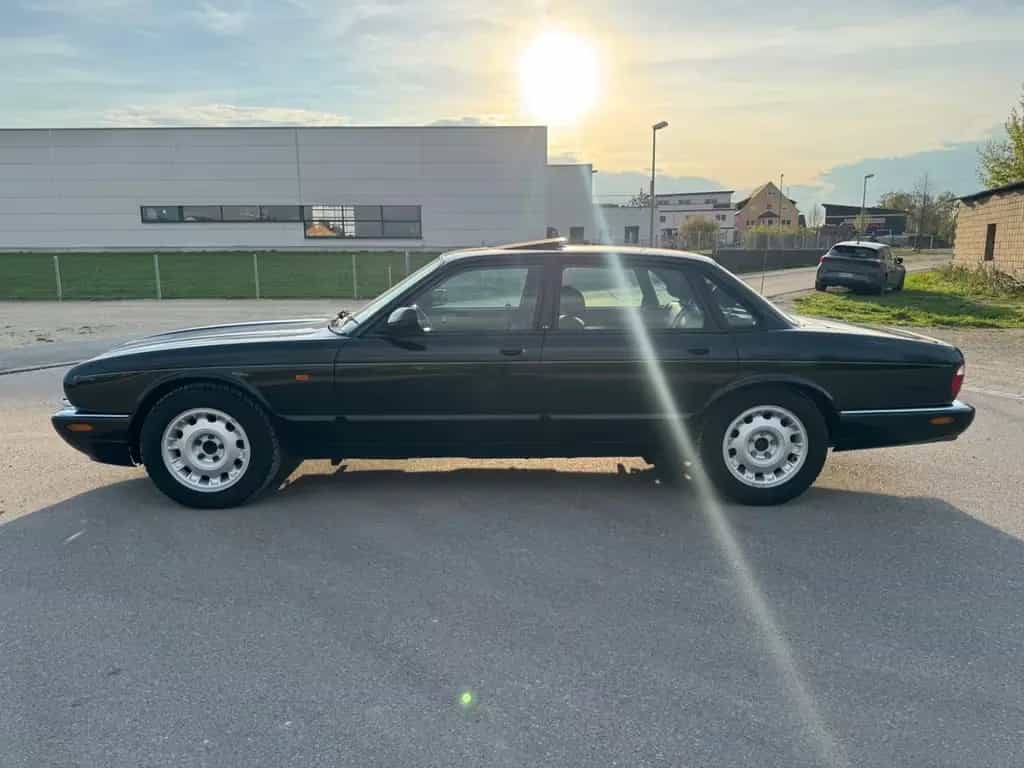 Jaguar Daimler V8 SWB / SCHWARZ-SCHWARZ / 2.HAND / TÜV 09/1998-photo-4