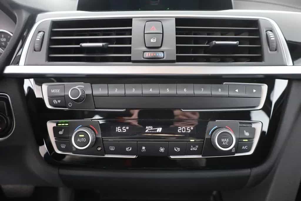 BMW 3 Series 320i Touring Sport Line LED Navi Sitzheizung PDC 03/2019-photo-11