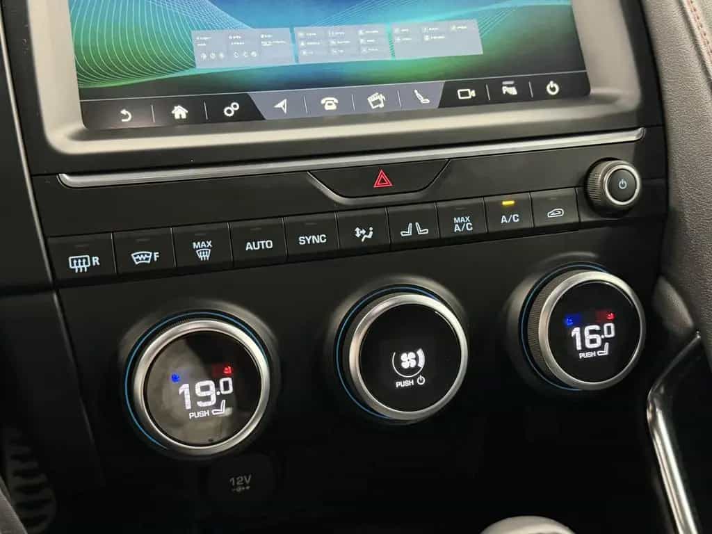 Jaguar E-Pace Chequered Flag AWD / TOTW. / RFK / AHK 12/2020-photo-22