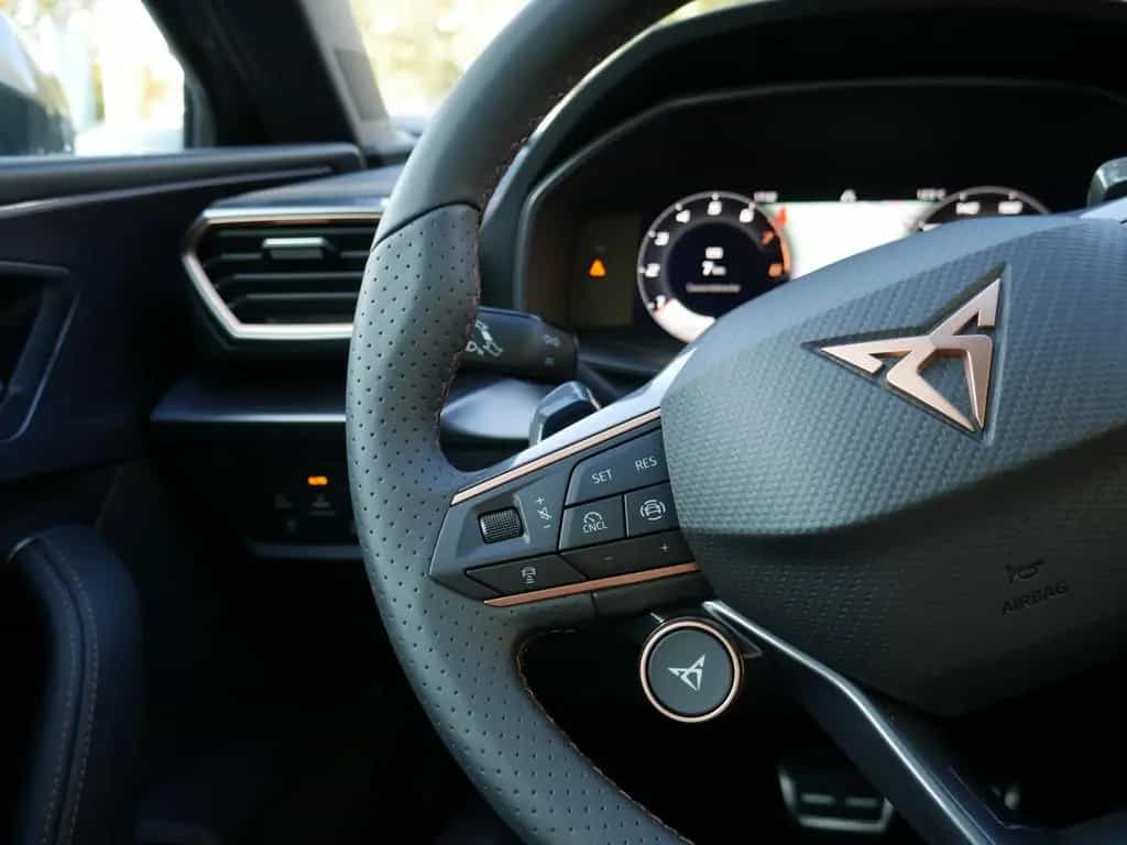 Cupra Leon 1.5 eTSI COPPER KEYLESS SHZ KAMERA NAVI ACC 01/2025-photo-16