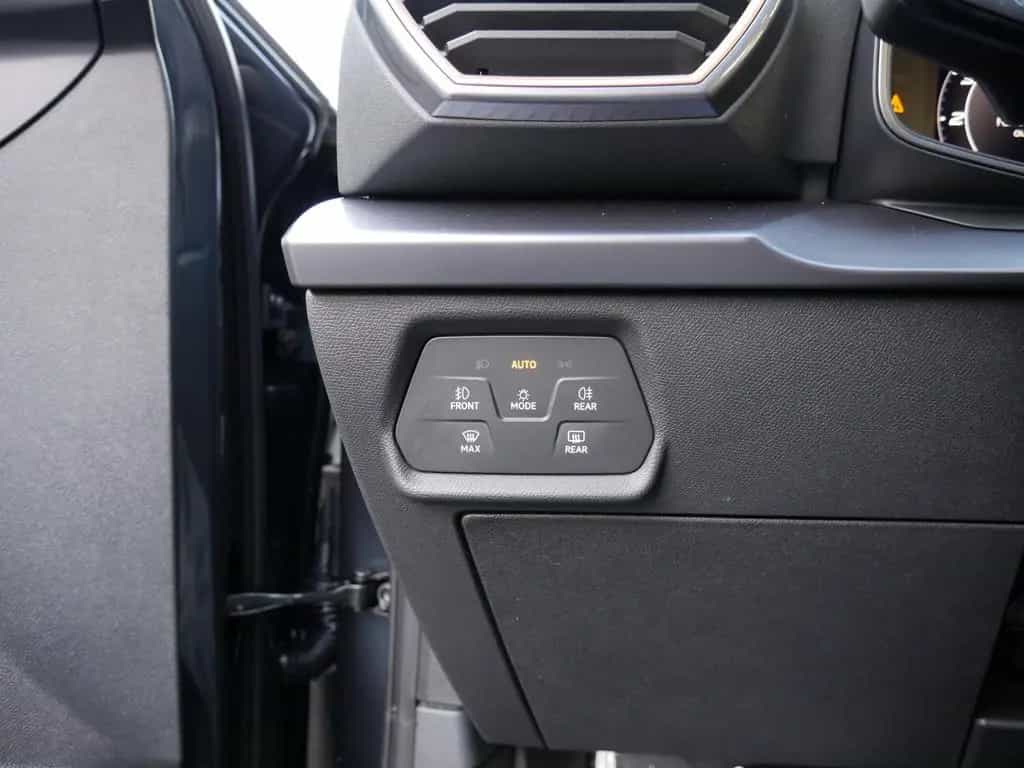 Cupra Leon 1.5 eTSI COPPER KEYLESS SHZ KAMERA NAVI ACC 01/2025-photo-17