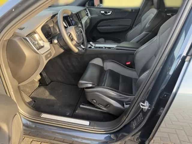 Volvo XC60 B4 Diesel Plus Dark mit Panorama,20zoll,Vol 01/2023-photo-5