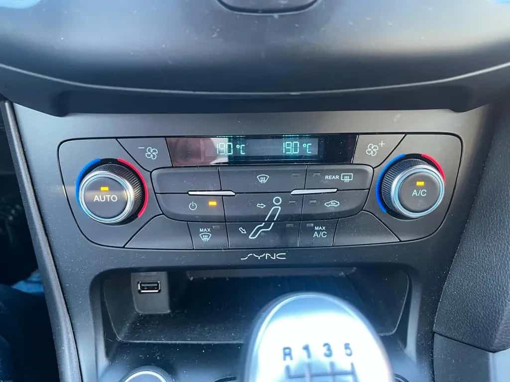 Ford Focus 1,0 EcoBoost 92kW ST-Line Red 07/2017-photo-17
