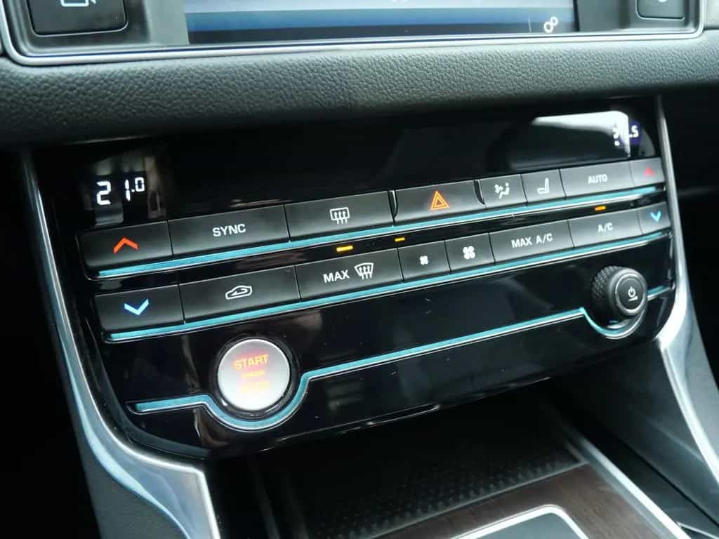 Jaguar XF Pure 2.0d Leder/Navi/KeylessGo/PDC 12/2016-photo-16