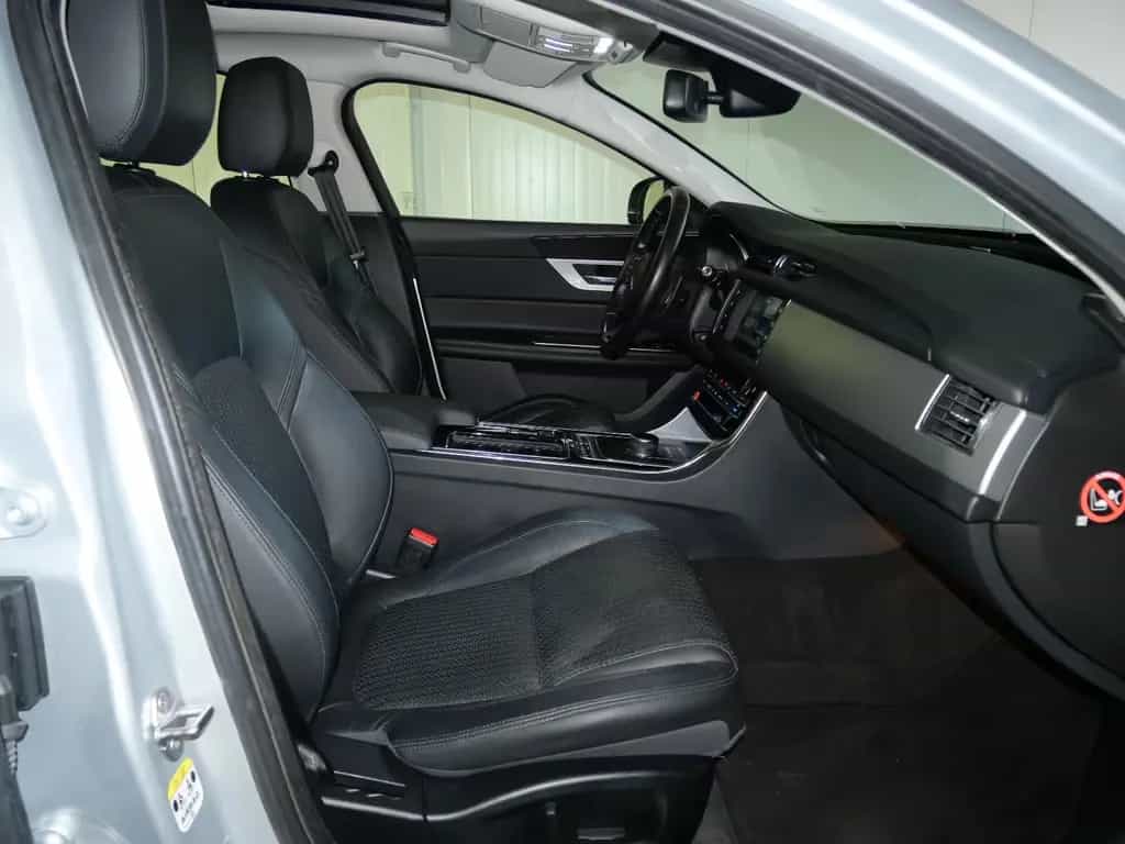 Jaguar XF Pure 2.0d Leder/Navi/KeylessGo/PDC 12/2016-photo-7