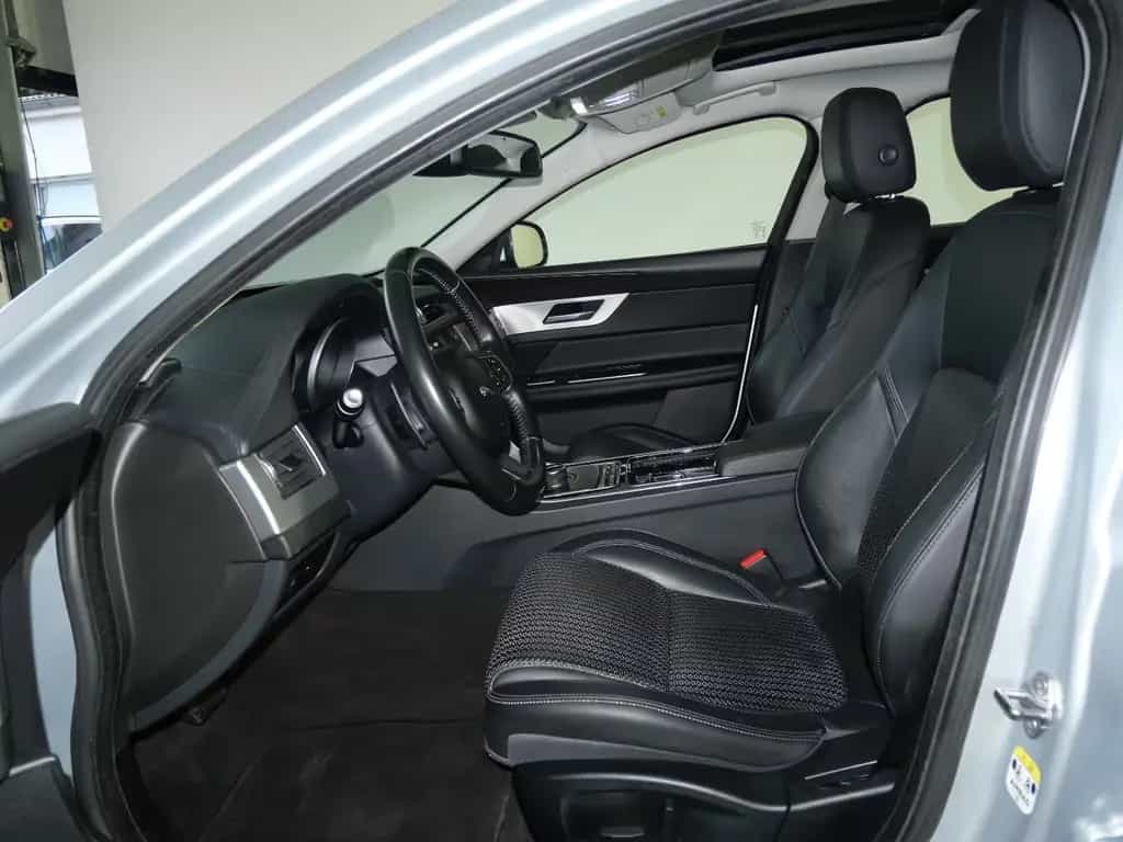 Jaguar XF Pure 2.0d Leder/Navi/KeylessGo/PDC 12/2016-photo-9