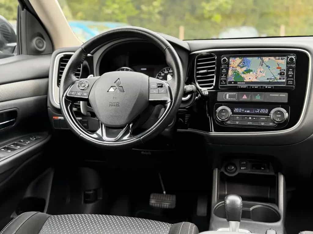 Mitsubishi Outlander SUV-Star+ 4WD LED*AHK*NAVI 04/2016-photo-12