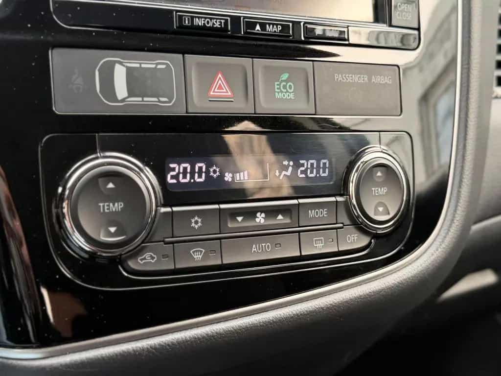 Mitsubishi Outlander SUV-Star+ 4WD LED*AHK*NAVI 04/2016-photo-17