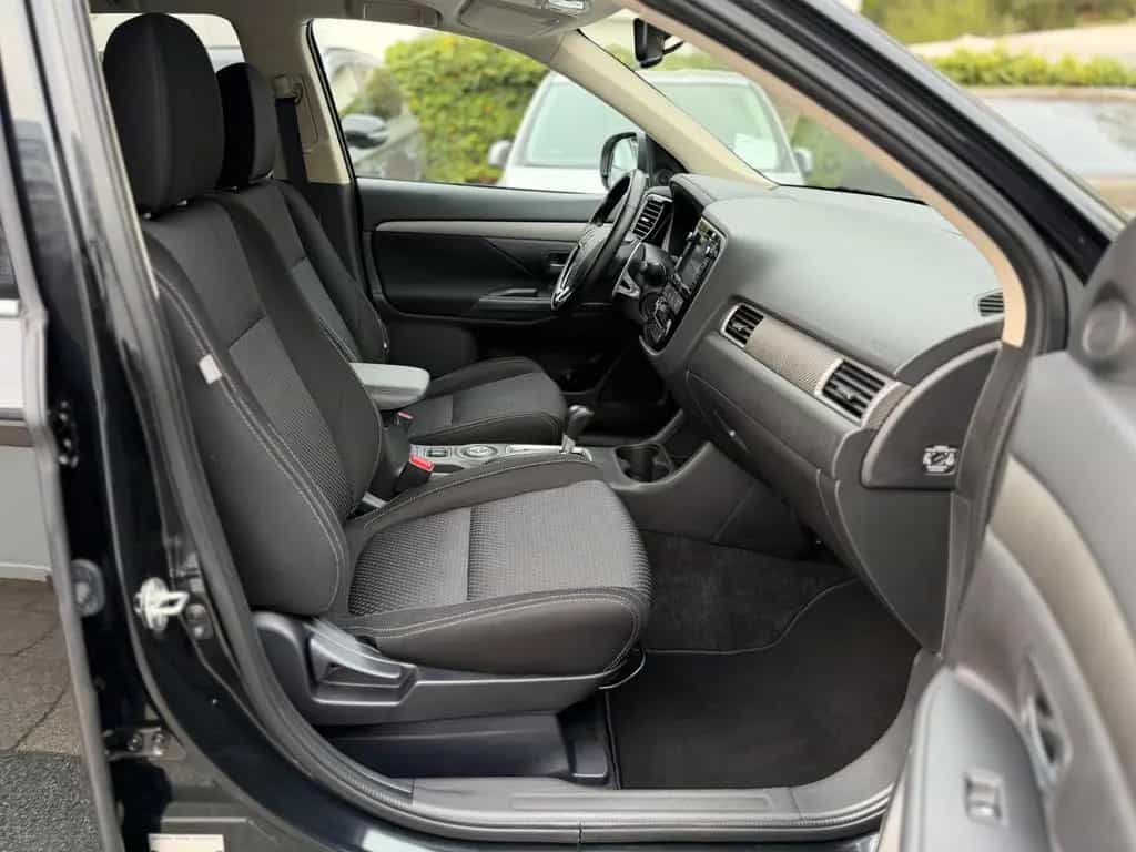 Mitsubishi Outlander SUV-Star+ 4WD LED*AHK*NAVI 04/2016-photo-8