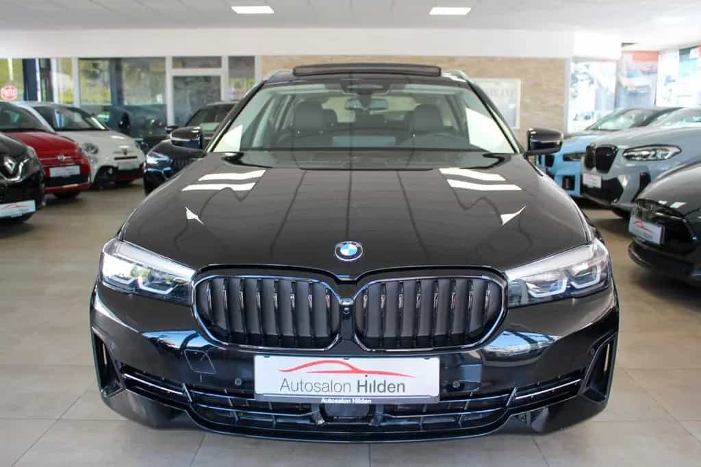 BMW 5 Series 520d Touring Pano Leder Kamera AHK 1.Hand 04/2022-photo-1