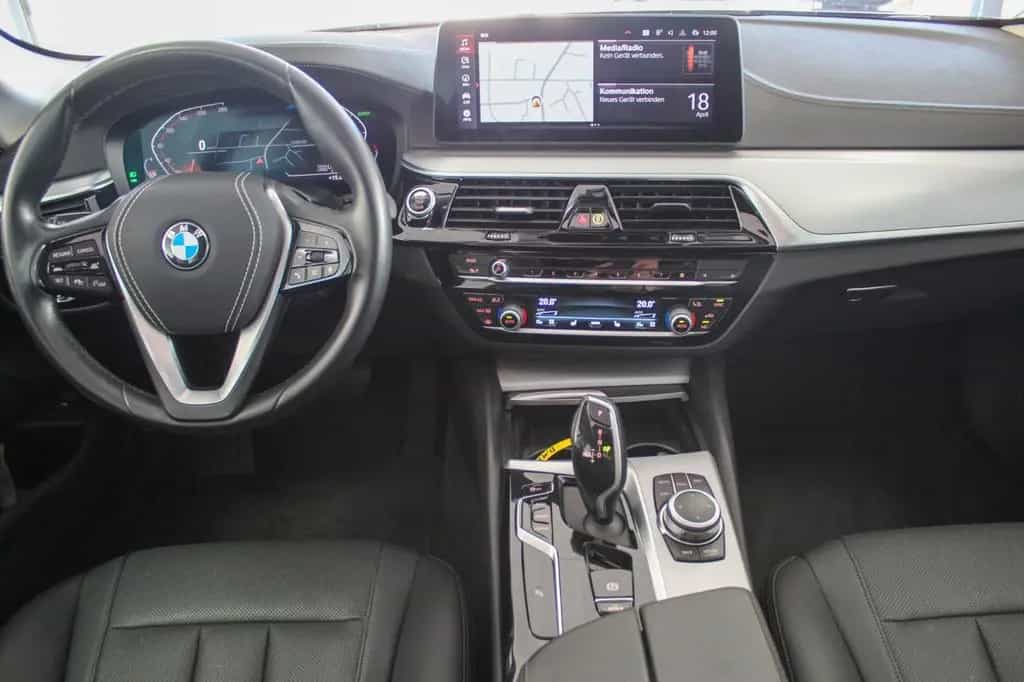 BMW 5 Series 520d Touring Pano Leder Kamera AHK 1.Hand 04/2022-photo-18