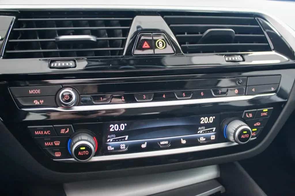 BMW 5 Series 520d Touring Pano Leder Kamera AHK 1.Hand 04/2022-photo-19