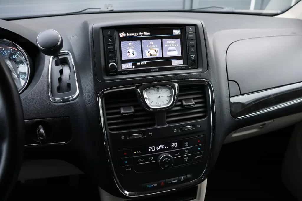 Chrysler Voyager V6/AHK/LPG/7-Sitzen/KAMERA/DVD/AMBIE/R17 12/2015-photo-23