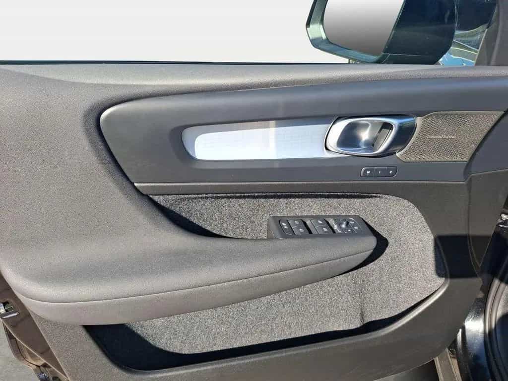 Volvo XC40 B3 Black Edition Plus 360° AHK PANO H/K LED 04/2025-photo-7