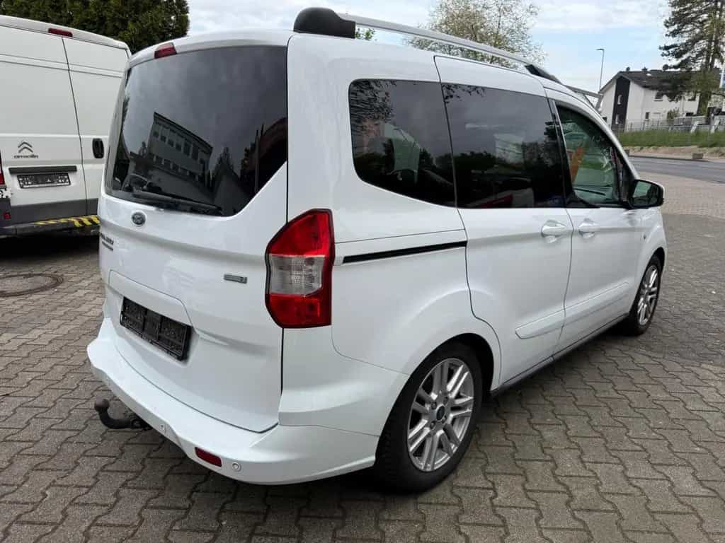 Ford Tourneo Courier Titanium 03/2015-photo-2