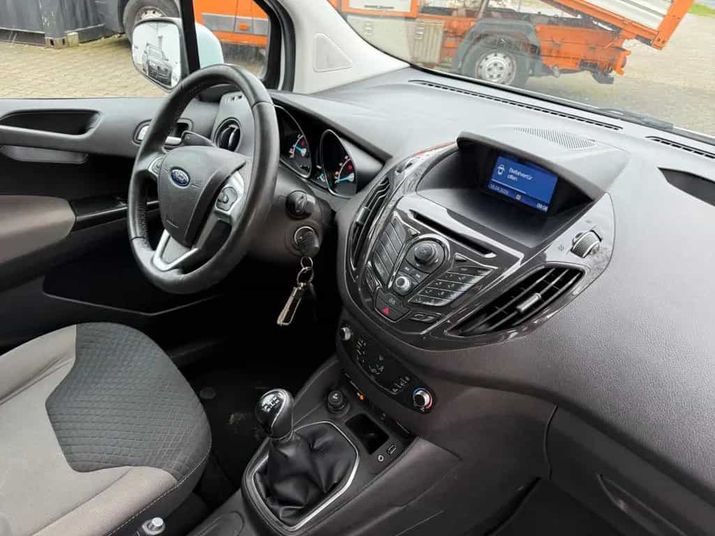 Ford Tourneo Courier Titanium 03/2015-photo-4