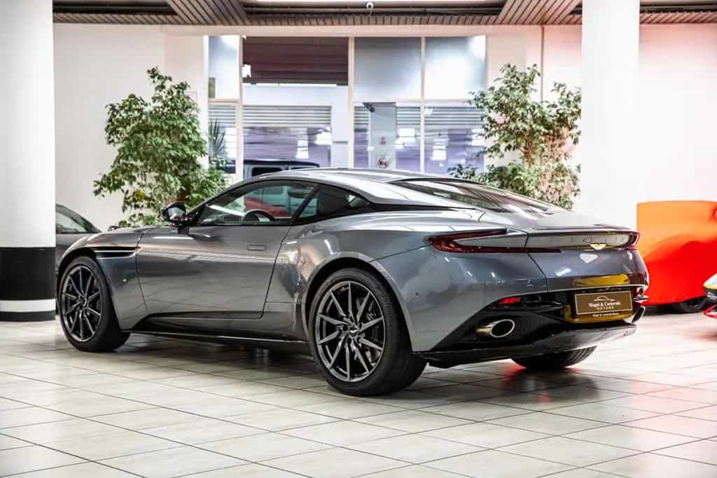 Aston Martin DB11 V12 AMR - Carbon - Bang & Olufsen 03/2017-photo-10