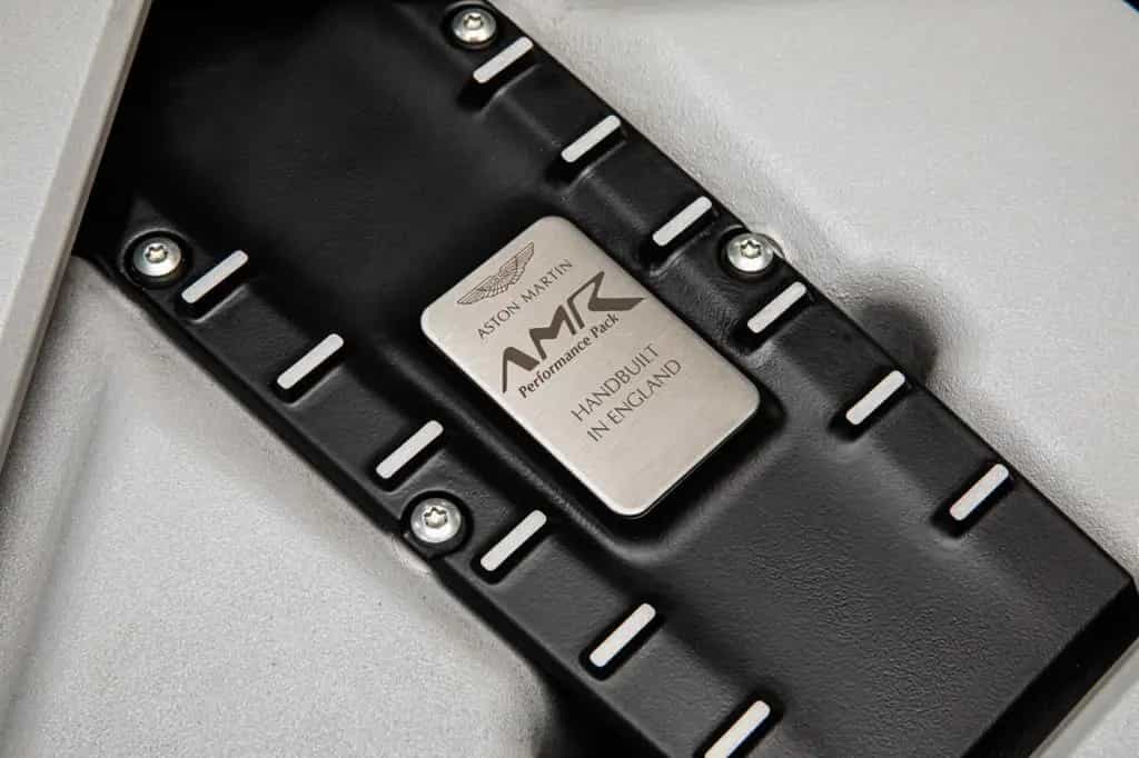 Aston Martin DB11 V12 AMR - Carbon - Bang & Olufsen 03/2017-photo-13