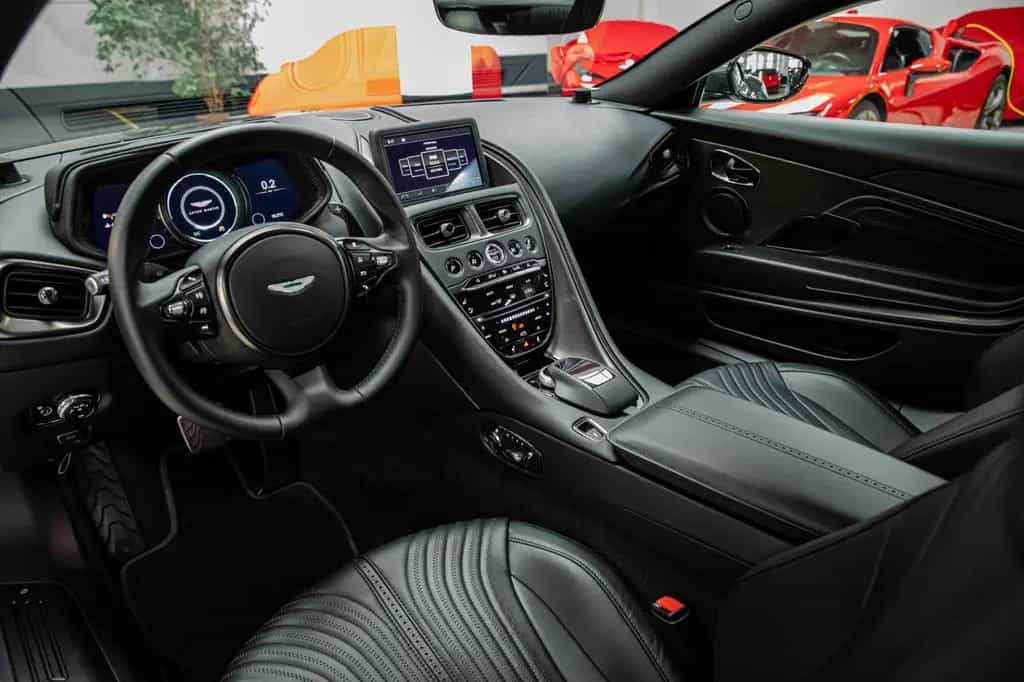 Aston Martin DB11 V12 AMR - Carbon - Bang & Olufsen 03/2017-photo-14