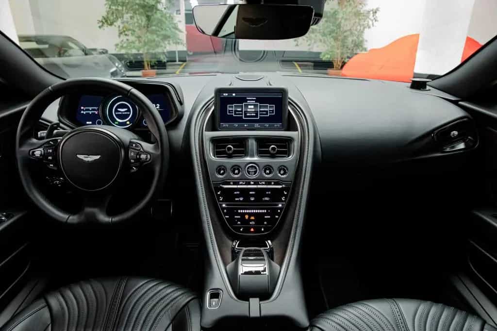 Aston Martin DB11 V12 AMR - Carbon - Bang & Olufsen 03/2017-photo-15
