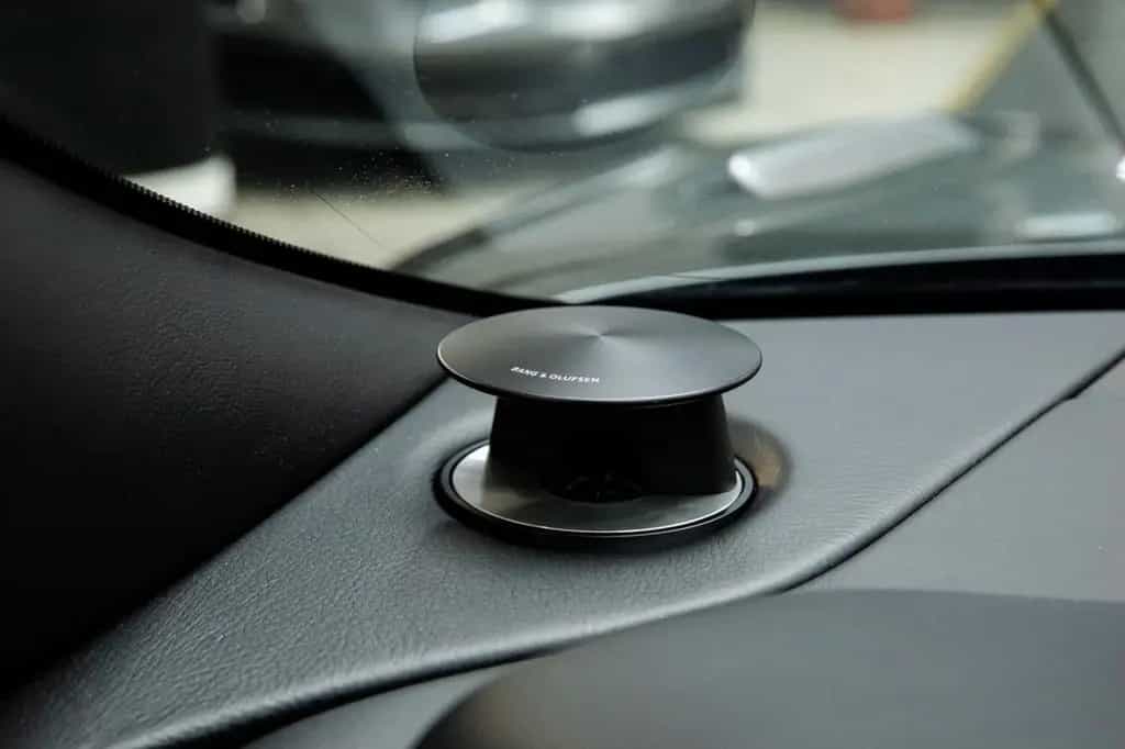 Aston Martin DB11 V12 AMR - Carbon - Bang & Olufsen 03/2017-photo-22