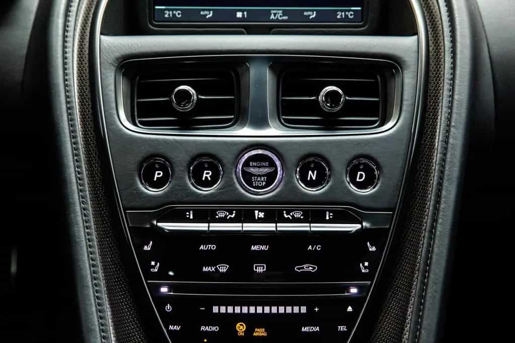 Aston Martin DB11 V12 AMR - Carbon - Bang & Olufsen 03/2017-photo-24