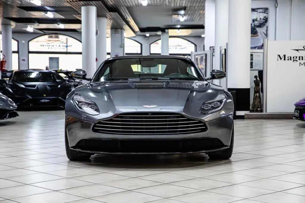 Aston Martin DB11 V12 AMR - Carbon - Bang & Olufsen 03/2017-photo-4