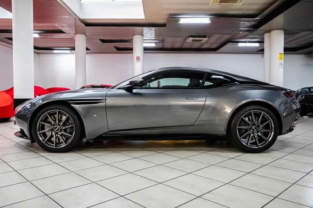 Aston Martin DB11 V12 AMR - Carbon - Bang & Olufsen 03/2017-photo-6