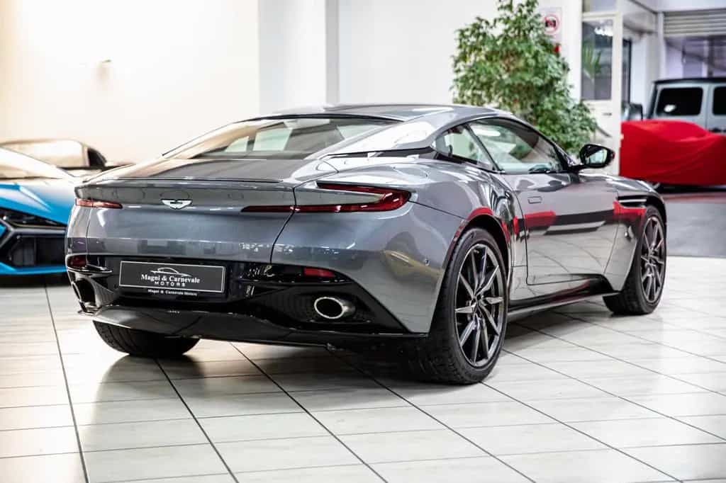 Aston Martin DB11 V12 AMR - Carbon - Bang & Olufsen 03/2017-photo-9