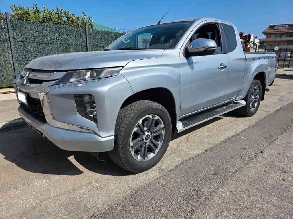 Mitsubishi L200 2.3 D Club Cab 4x4 Super Select 03/2020-photo-0