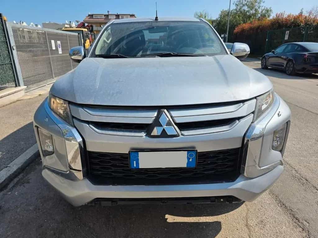 Mitsubishi L200 2.3 D Club Cab 4x4 Super Select 03/2020-photo-2
