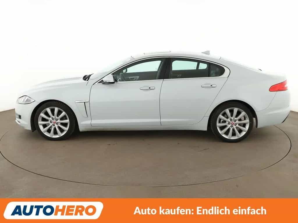 Jaguar XF 2.2 D Aut*NAVI*XENON*TEMPO*CAM*PDC*SHZ* 08/2015-photo-2