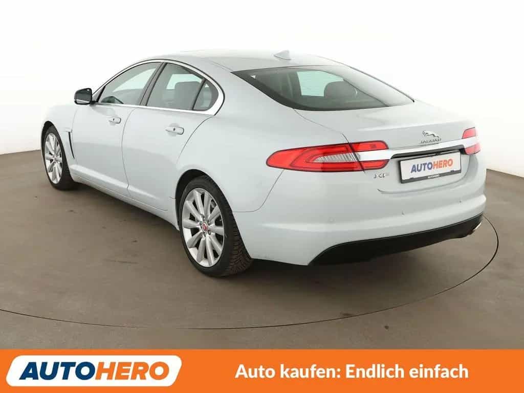 Jaguar XF 2.2 D Aut*NAVI*XENON*TEMPO*CAM*PDC*SHZ* 08/2015-photo-3