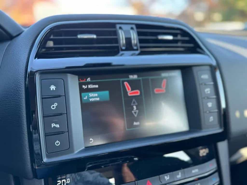Jaguar F-Pace Pure AWD SHZ TEMPOMAT 1. Hand Scheckheft 03/2017-photo-18