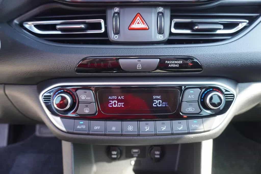 Hyundai i30 Kombi 1.5 Mild-Hybrid LED Navi Panorama DAB 10/2021-photo-21