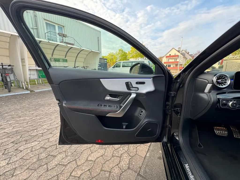Mercedes-Benz A-Class 250 Limousine-AMG-Line-Burmester Scheckheft-- 07/2019-photo-11