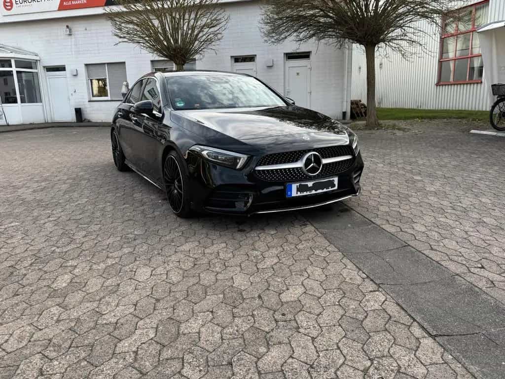 Mercedes-Benz A-Class 250 Limousine-AMG-Line-Burmester Scheckheft-- 07/2019-photo-3